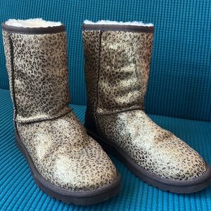 Metallic cheetah fur short UGGs✨